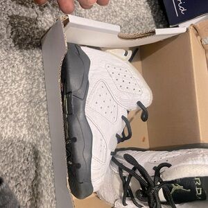 Toddler Jordan’s(6) retro size 5  in good condition. White leather,black bottom.